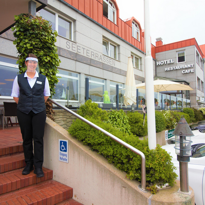 Das Hotel/Restaurant "Seeterrassen Laboe" fährt mit viel Vorsicht das Geschäft wieder hoch