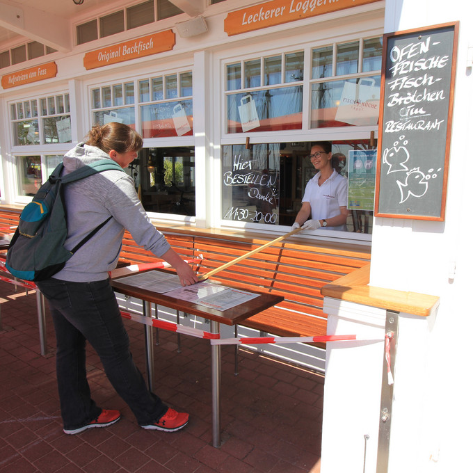 Fischbrötchenverkauf mit genügend Sicherheitsabstand in Laboe