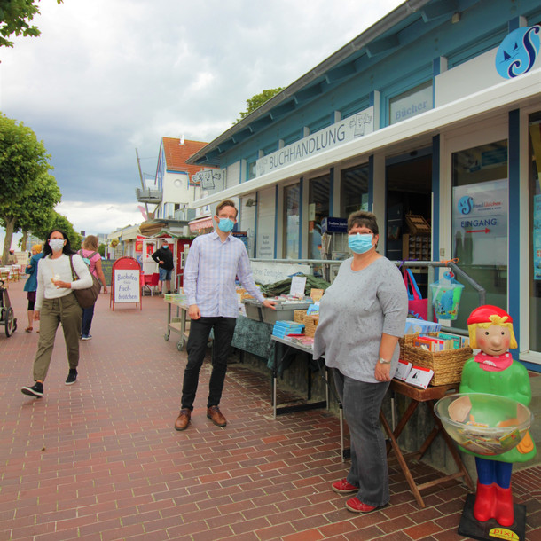 "Online kaufen - geht auch regional" bei der Elatus Buchhandlung an der Laboer Strandpromenade 